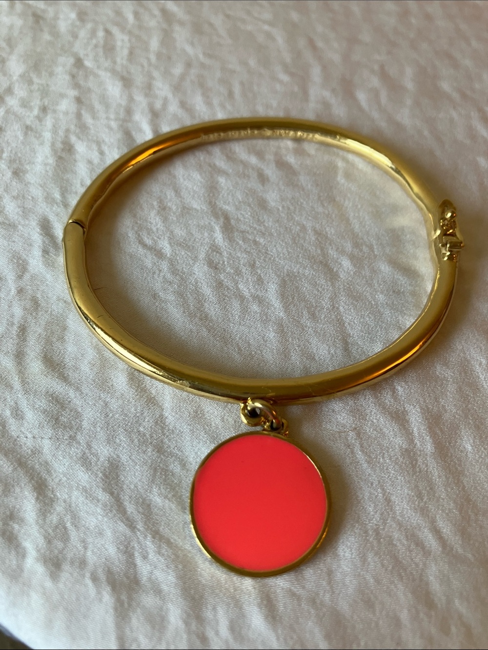 Kate Spade: Gold Tone “hot to trot” Bangle Bracelet- Coral Pink pendant- Hinge - Picture 1 of 9